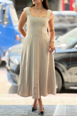 Robe gossip beige  à col carré