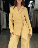Ensemble gossip avec ceinture doré jaune