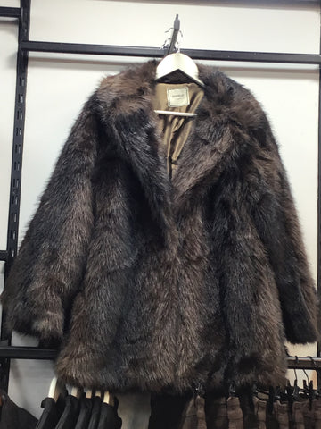 Veste fourrure marron au reflets noir