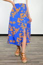 Jupe longue bleu imprimée en orange à fente