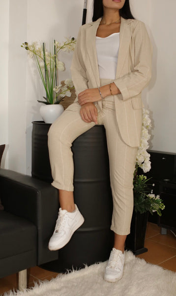 Pantalon beige à rayures blanches