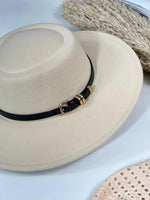 chapeau beige détail ceinture boucle doré