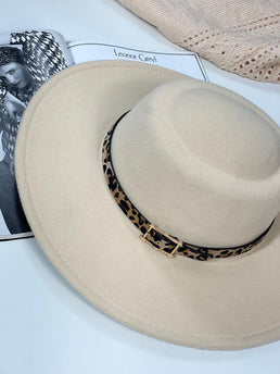 chapeau beige détail ceinture léopard