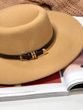 chapeau marron détail ceinture boucle doré